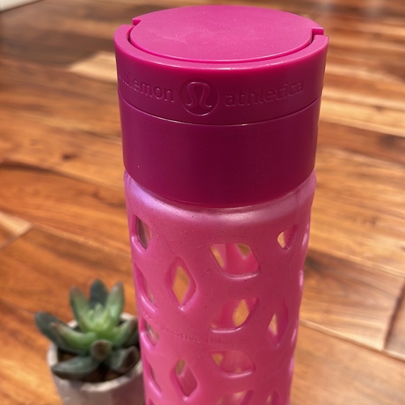 Lululemon Silicone Sleeve Water Bottle - NWOT - Picture 6 of 6